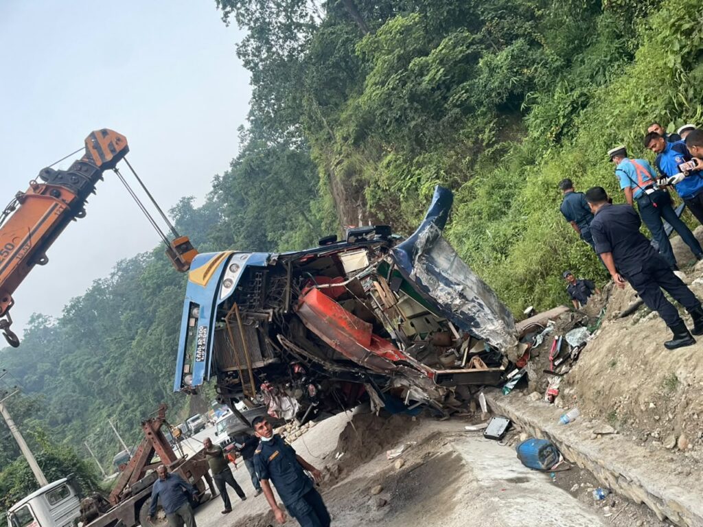 Six killed, 10 injured in daunne bus accident